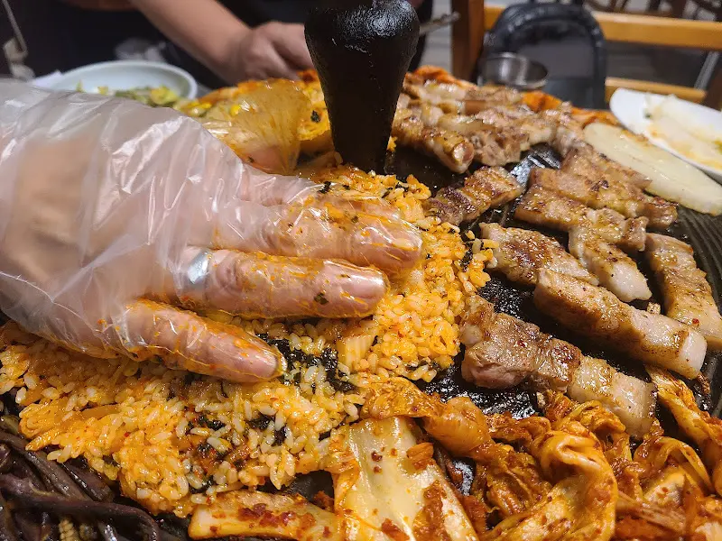 볶음밥을 만드는 손길