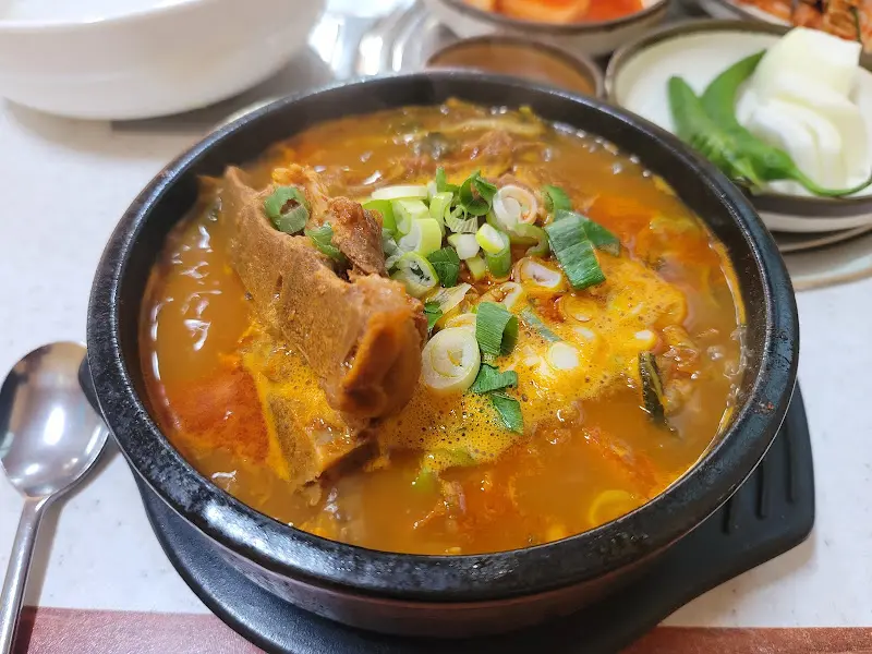 보글보글 끓는 돈골해장국