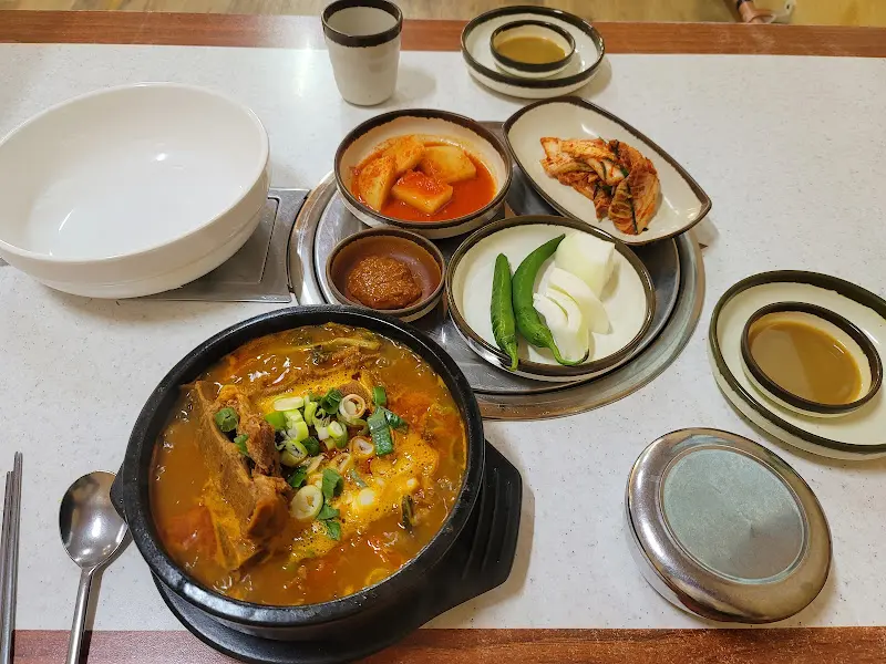 돈골해장국 전체 상차림