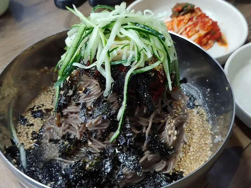 비빔 막국수 근접샷