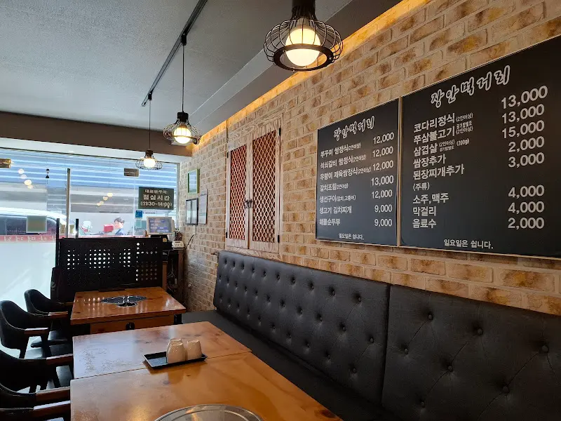 깔끔하게 정돈된 식당 내부