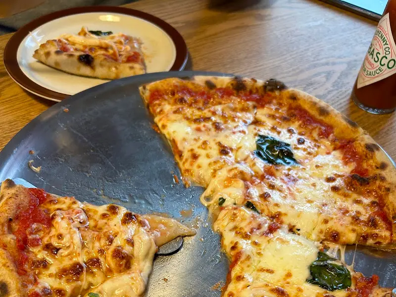 윤기가 흐르는 수제 피자