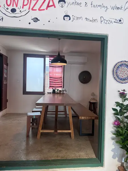 윤배네온피자 가게 내부