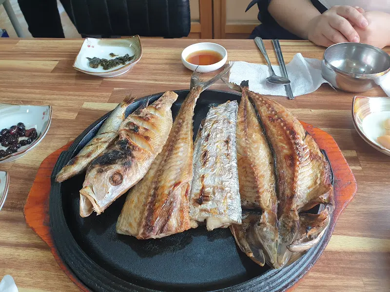 테이블 위 푸짐한 생선구이