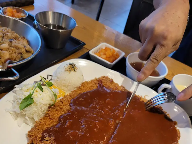 돈까스 커팅 장면