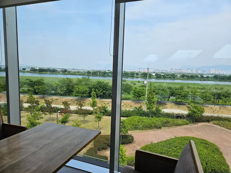 통창으로 보이는 아름다운 뷰