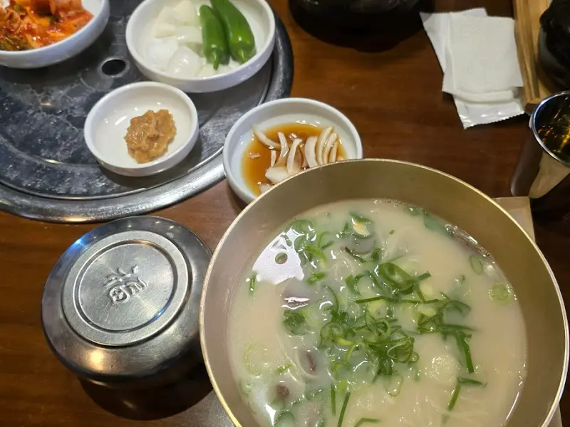 곰탕 한 상 차림