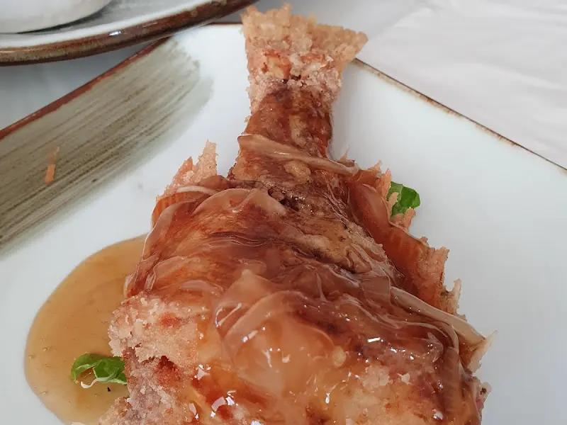 달콤한 소스가 뿌려진 생선 요리