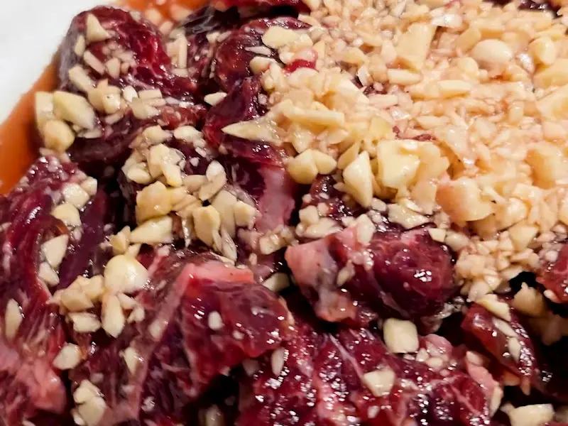 마늘이 듬뿍 올려진 양념 토시살