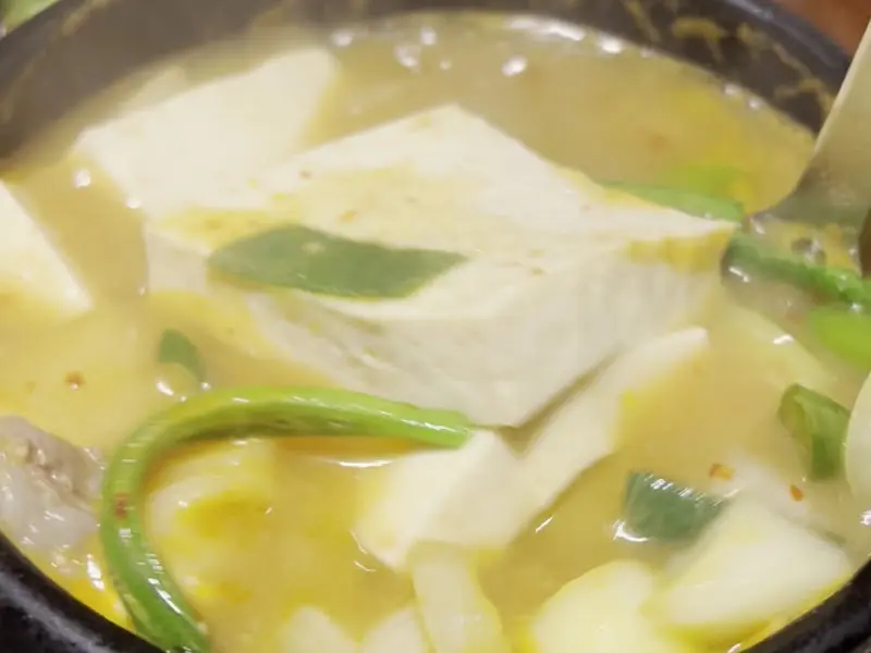 두부가 듬뿍 들어간 된장찌개
