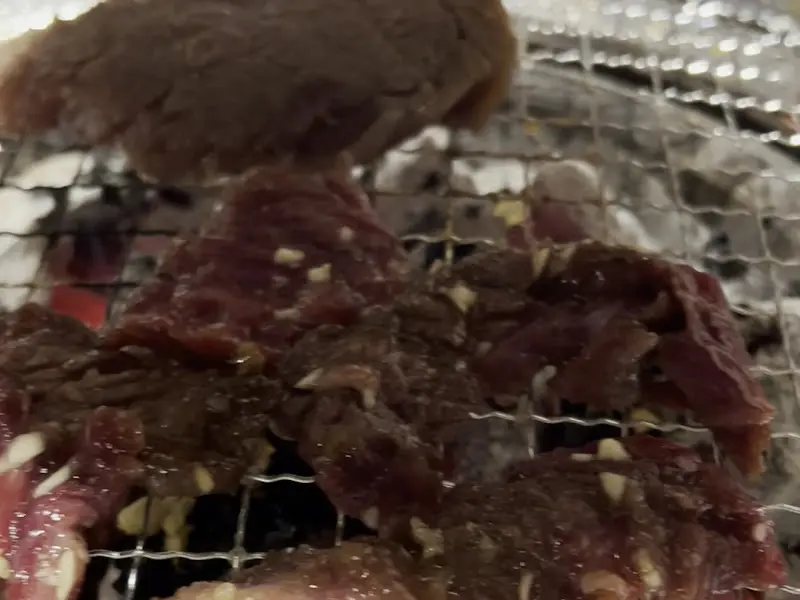 불판 위에서 익어가는 갈비살