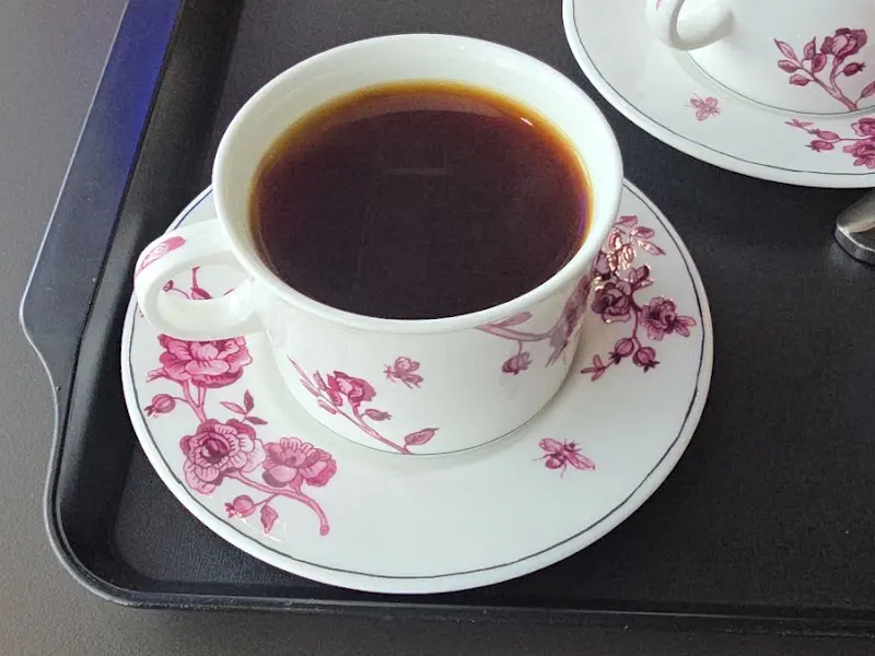 꽃무늬 찻잔에 담긴 드립 커피