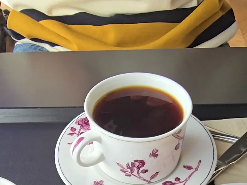 커피를 마시는 모습