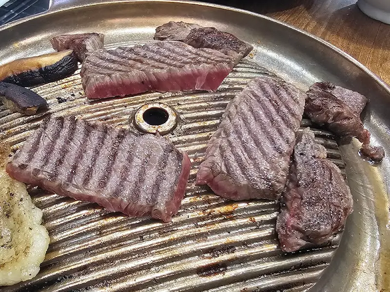 잘 구워진 소고기