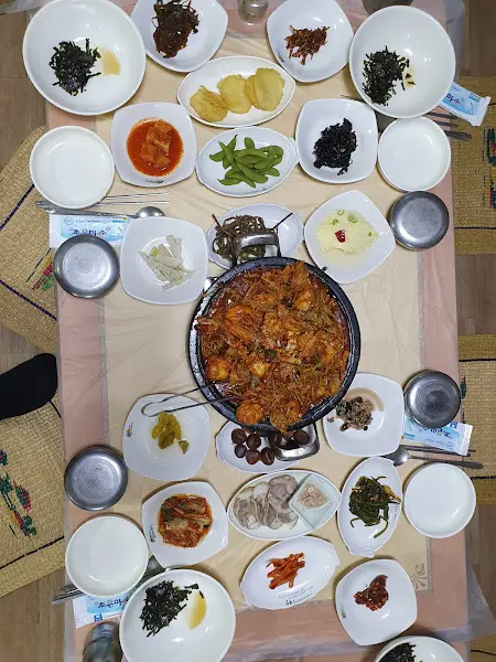 테이블 가득 차려진 음식