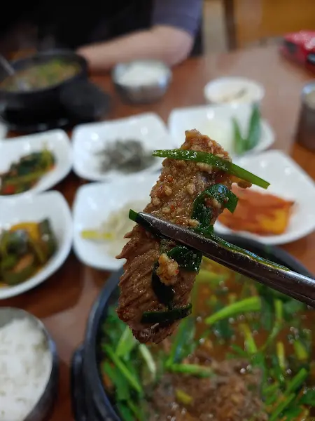 양념장에 찍어 먹는 흑염소 고기