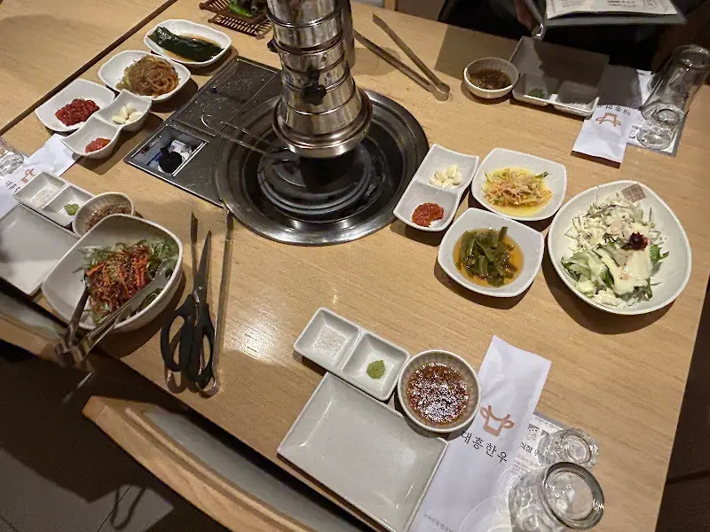 깔끔하게 차려진 테이블 세팅