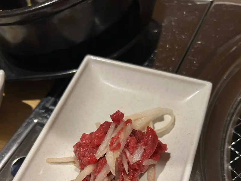 신선한 육회 한 접시