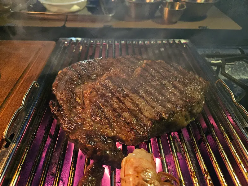 숯불 위에서 익어가는 한우