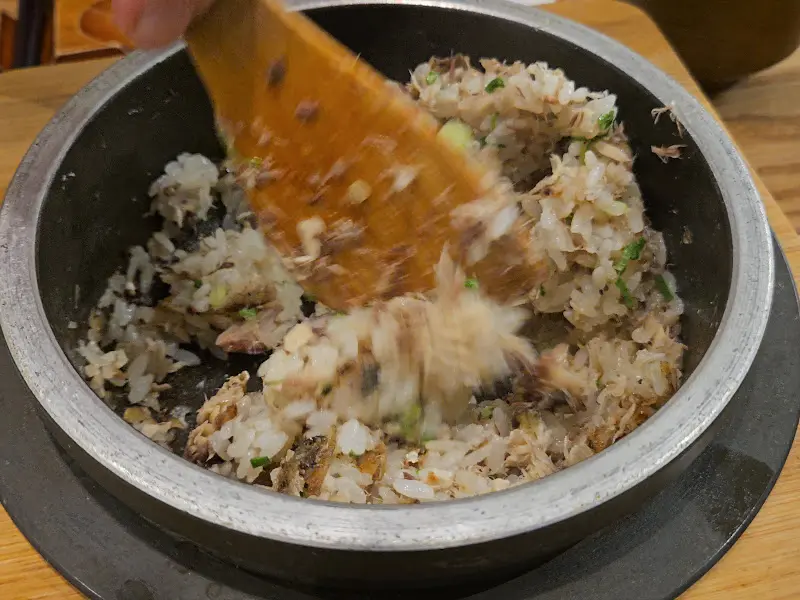 고등어 솥밥 비비는 모습