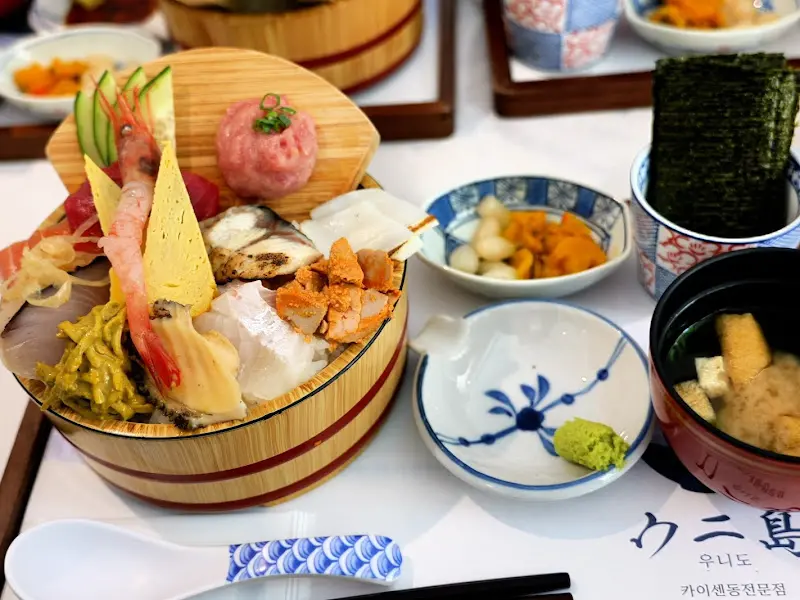 정갈하게 차려진 카이센동 한 상 차림