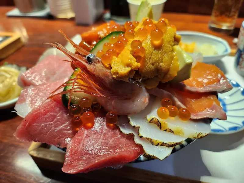 성게알, 연어알이 듬뿍 올라간 카이센동