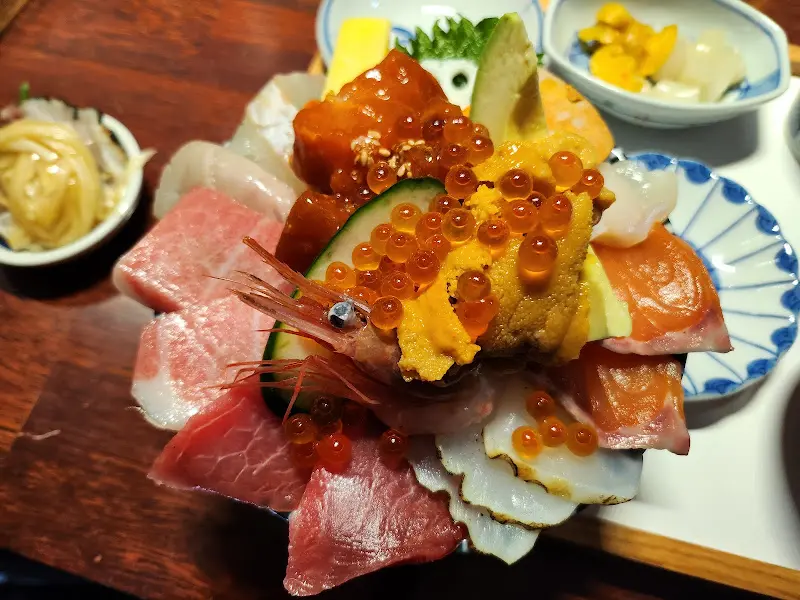 성게알, 연어알, 참치, 새우 등 다채로운 구성의 카이센동