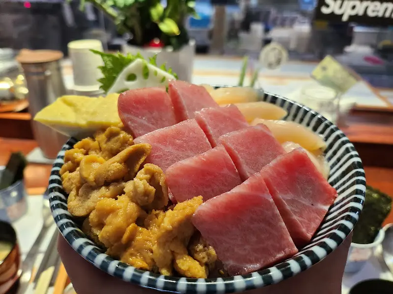 신선한 참치와 성게알이 듬뿍 담긴 카이센동