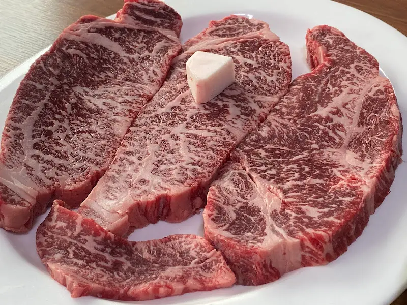 마블링이 환상적인 채끝살과 살치살