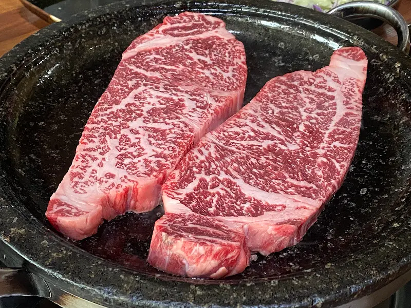 돌판 위에 구워지는 채끝살