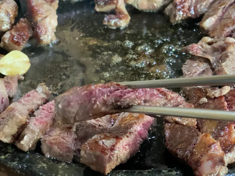 돌판 위에서 익어가는 한우