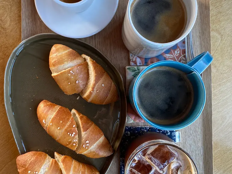 빵과 커피 한 상차림