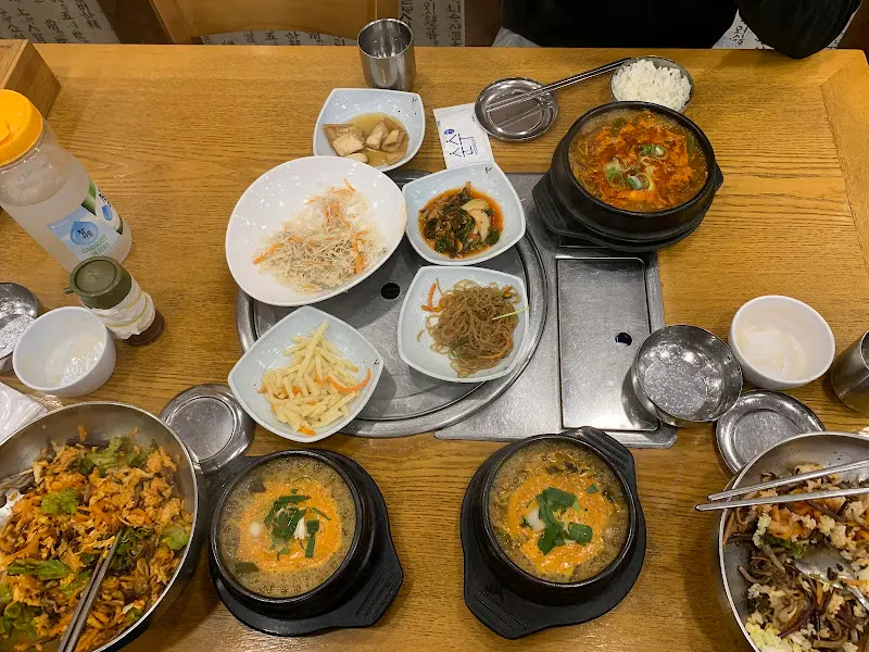 푸짐하게 차려진 한 상