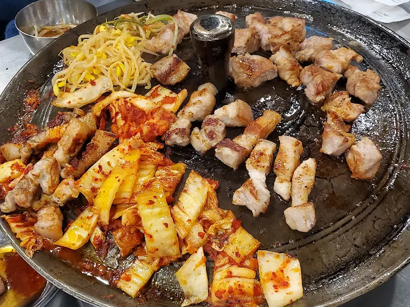 구워진 김치와 콩나물, 삼겹살