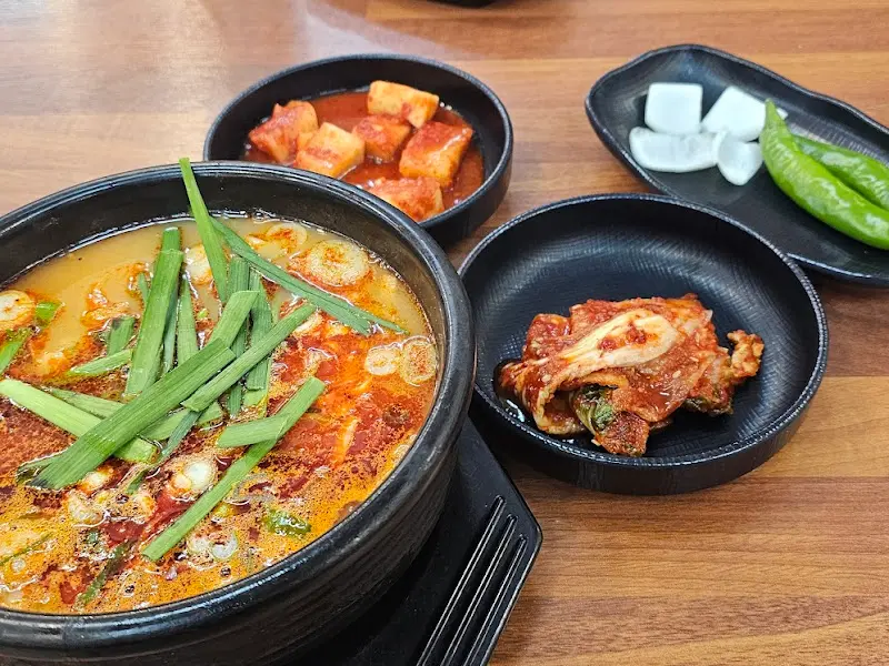 얼큰돼지국밥과 반찬