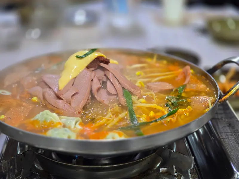 보글보글 끓는 부대찌개