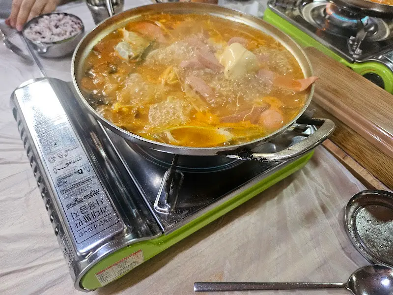 식욕을 자극하는 부대찌개의 비주얼