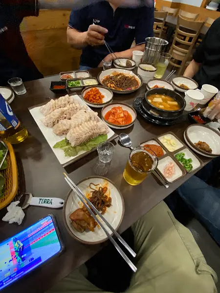 푸짐하게 차려진 족발 한 상