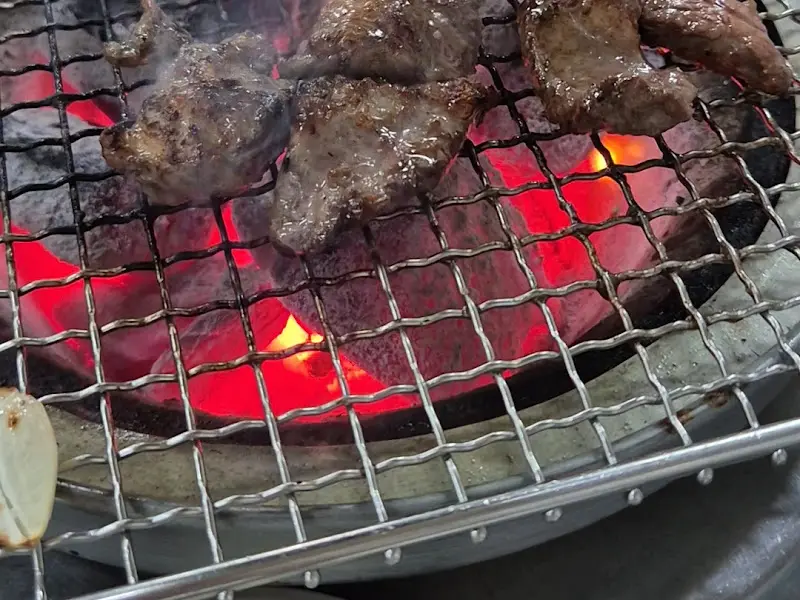 숯불 위에서 익어가는 갈매기살