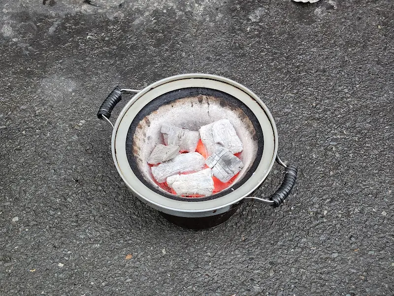 뜨겁게 달궈진 숯불