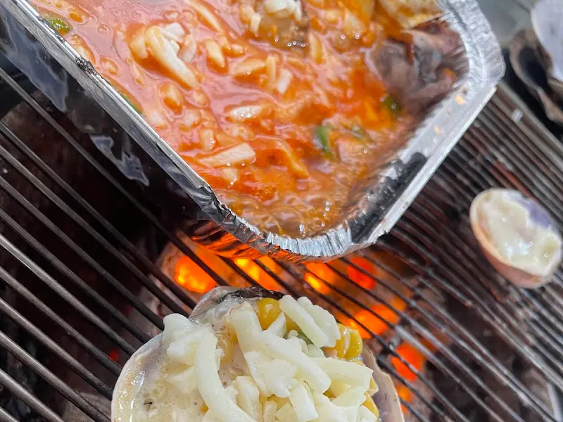 치즈와 콘샐러드를 함께 구워 먹는 모습