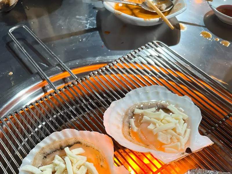 치즈가 올려진 조개구이