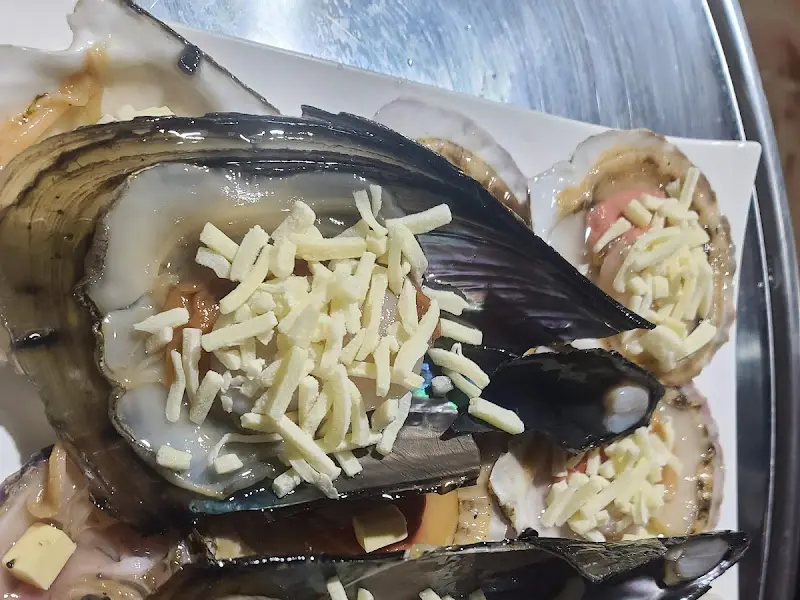 치즈가 듬뿍 올려진 조개