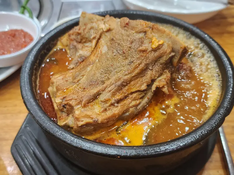 살이 듬뿍 붙어있는 뼈다귀