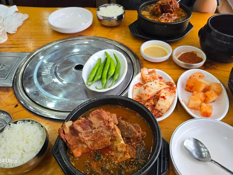 콘마당 감자탕 한 상 차림