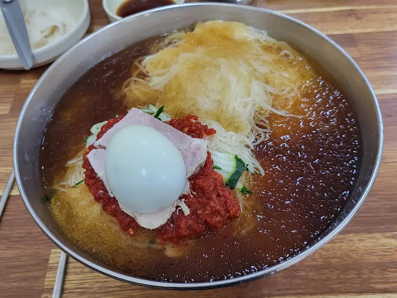 깔끔하게 비워낸 밀면 그릇