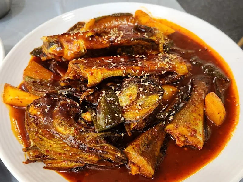 접시 가득 담긴 코다리조림