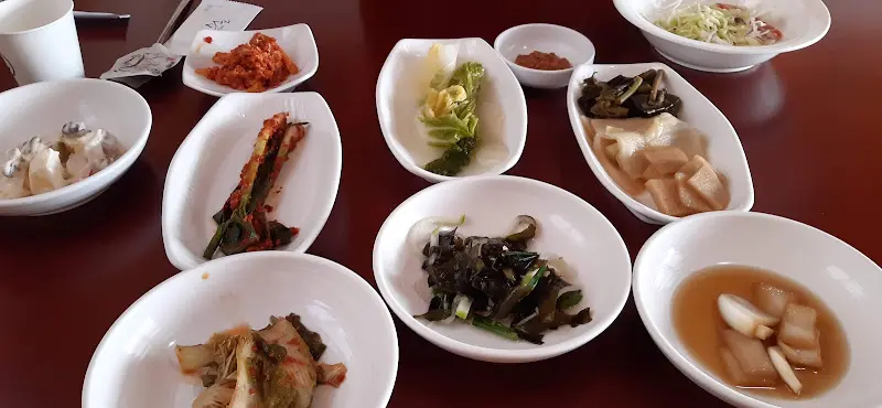 정갈하게 차려진 밑반찬