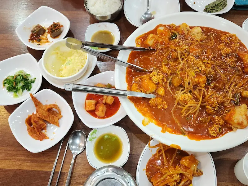 푸짐하게 차려진 밑반찬