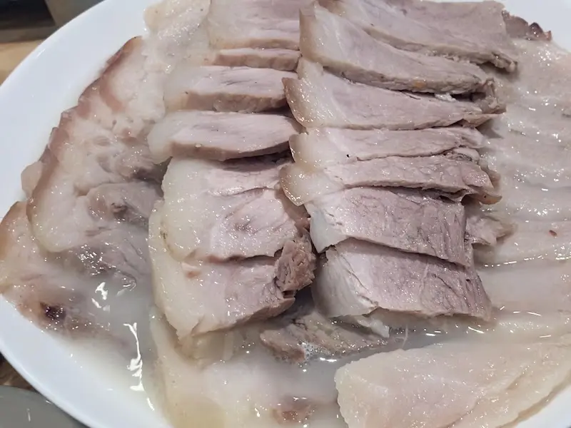 윤기가 흐르는 수육